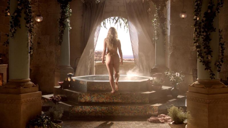 Emilia Clarke - Game of Thrones - S01E01 - 1_4
