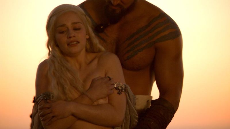 Emilia Clarke - Game of Thrones - S01E01 - 2_2
