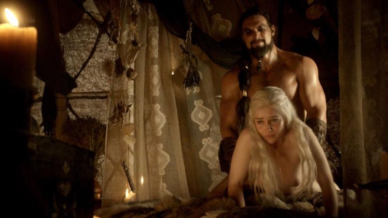 Emilia Clarke - Game of Thrones - S01E02_2
