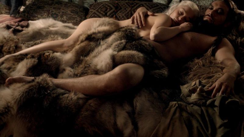 Emilia Clarke - Game of Thrones - S01E03_1
