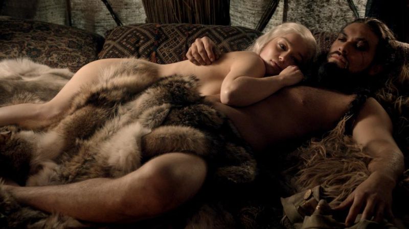 Emilia Clarke - Game of Thrones - S01E03_2
