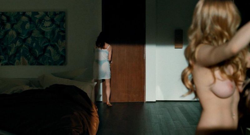 Amanda Seyfried & Julianne Moore - Chloe_2
