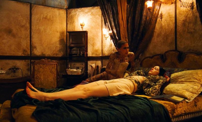 Emma Stone & Kathryn Hunter - Poor Things_2
