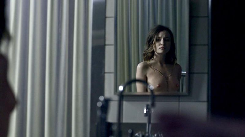 Emily Browning - American Gods - S01E05 - 2_2
