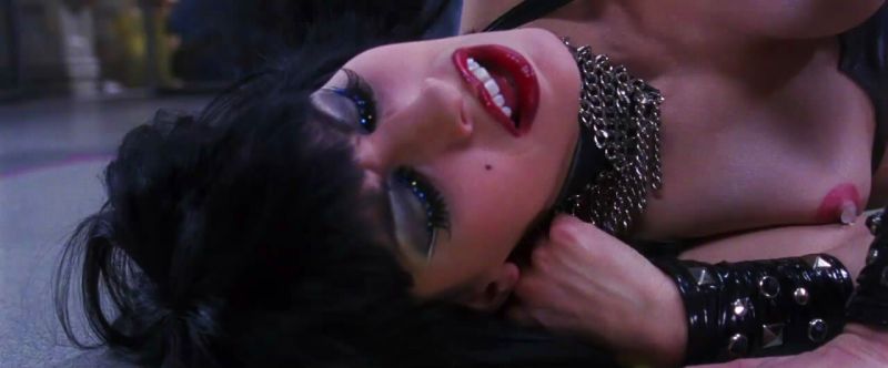Elizabeth-Berkley-Gina-Gershon-Showgirls-4_2.jpg