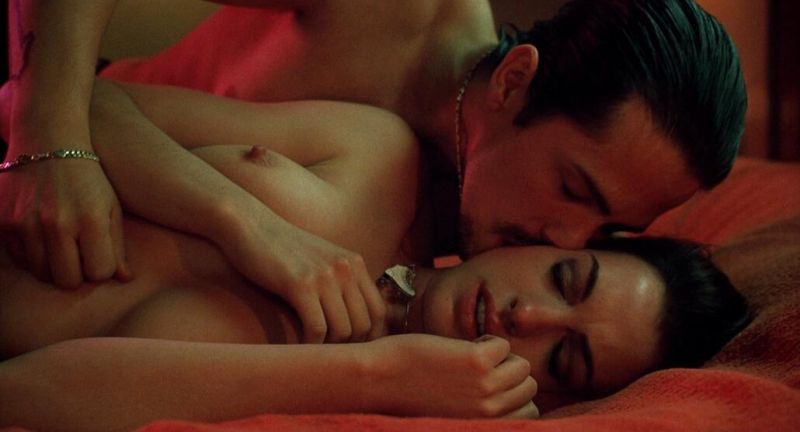 Anne-Hathaway-Havoc-3_3.jpg