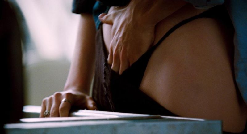 Anne_Hathaway_-_Love_and_Other_Drugs_-_2_1.jpg